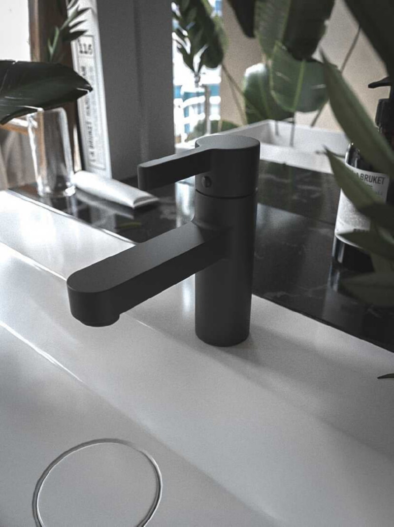 KONNER Смеситель KONNER STICK STK1000BK для раковины, черный 